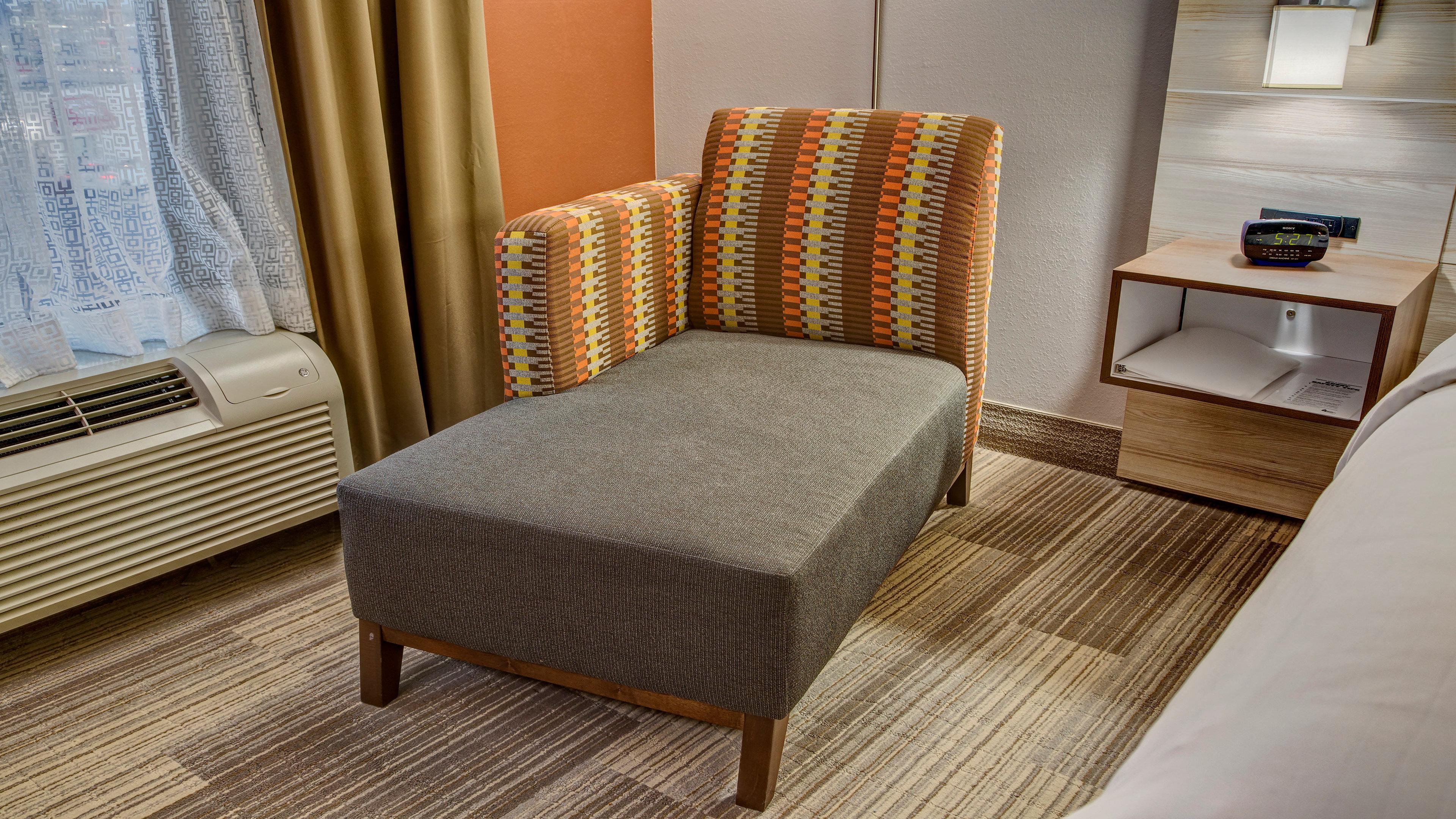 Holiday Inn Express Hotel & Suites London By Ihg Exterior photo