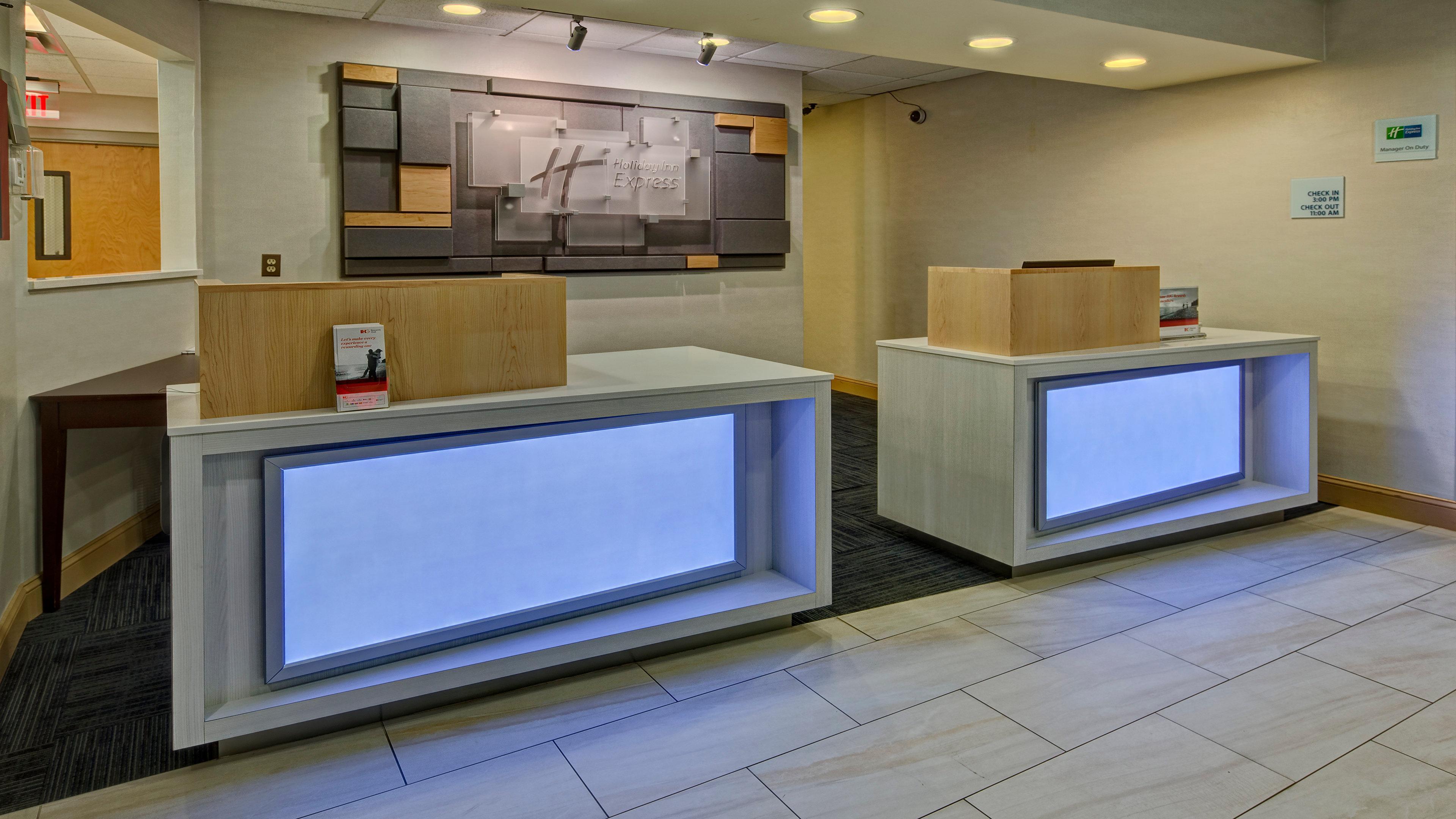 Holiday Inn Express Hotel & Suites London By Ihg Exterior photo
