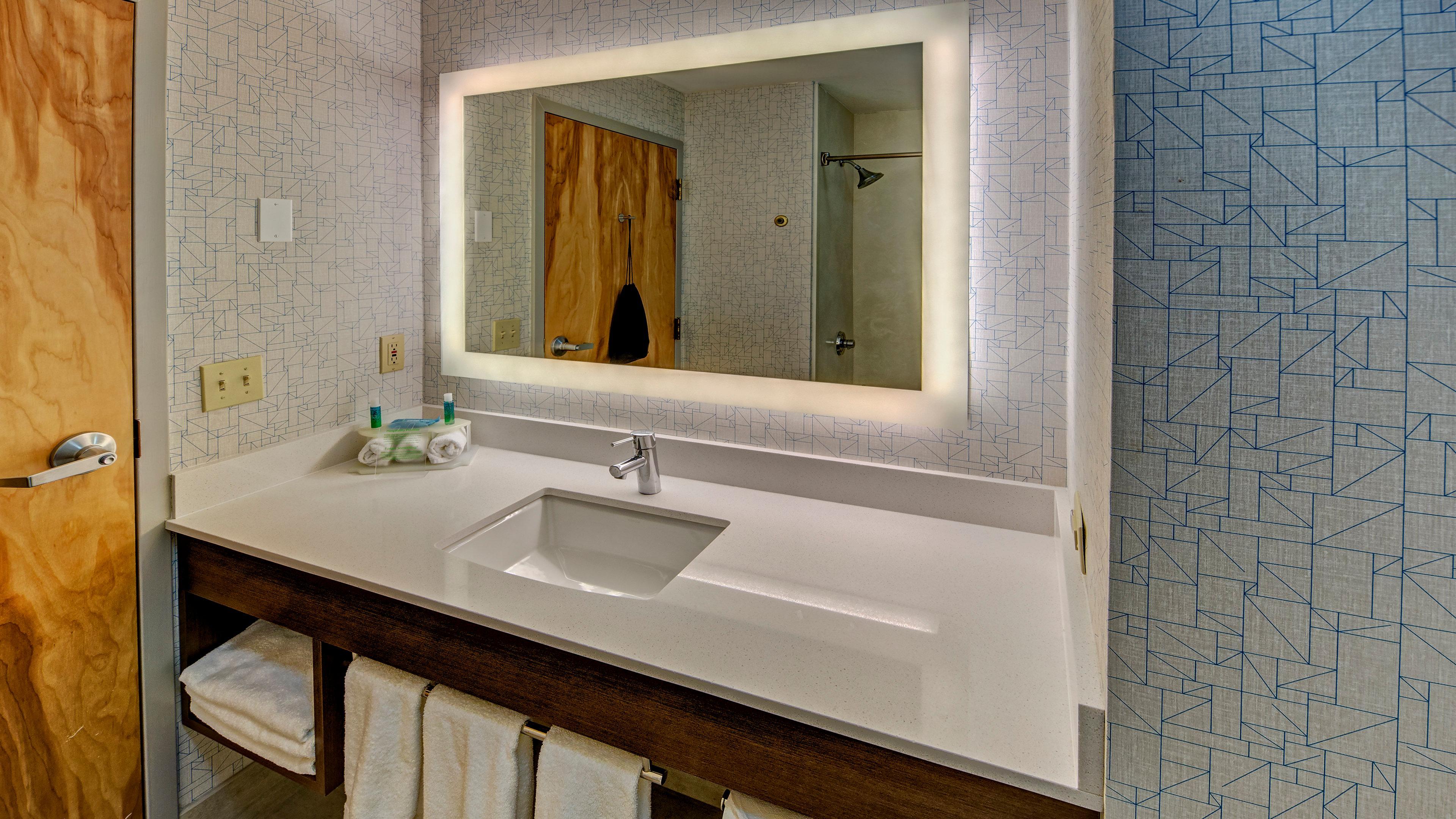 Holiday Inn Express Hotel & Suites London By Ihg Exterior photo