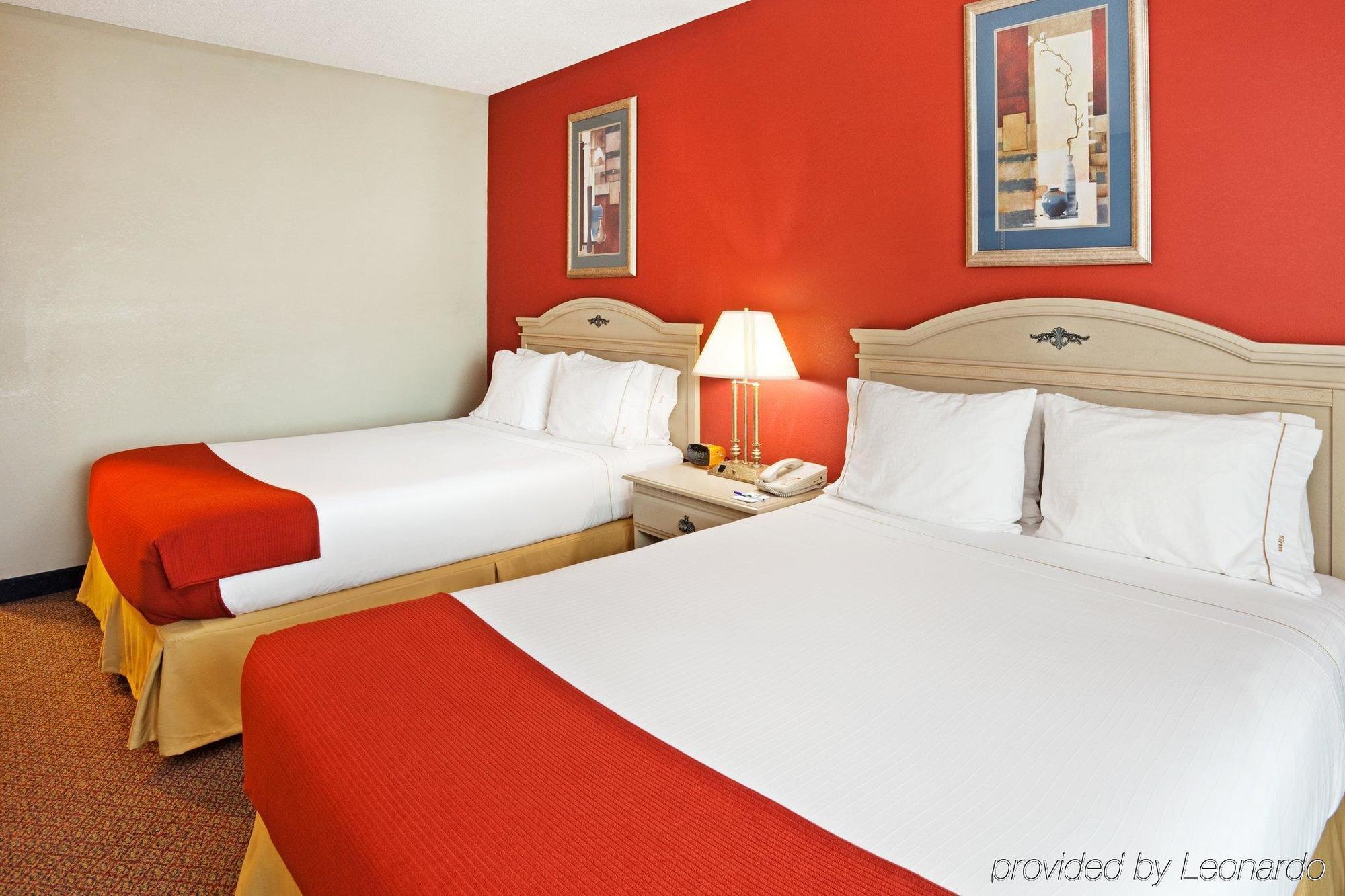 Holiday Inn Express Hotel & Suites London By Ihg Room photo