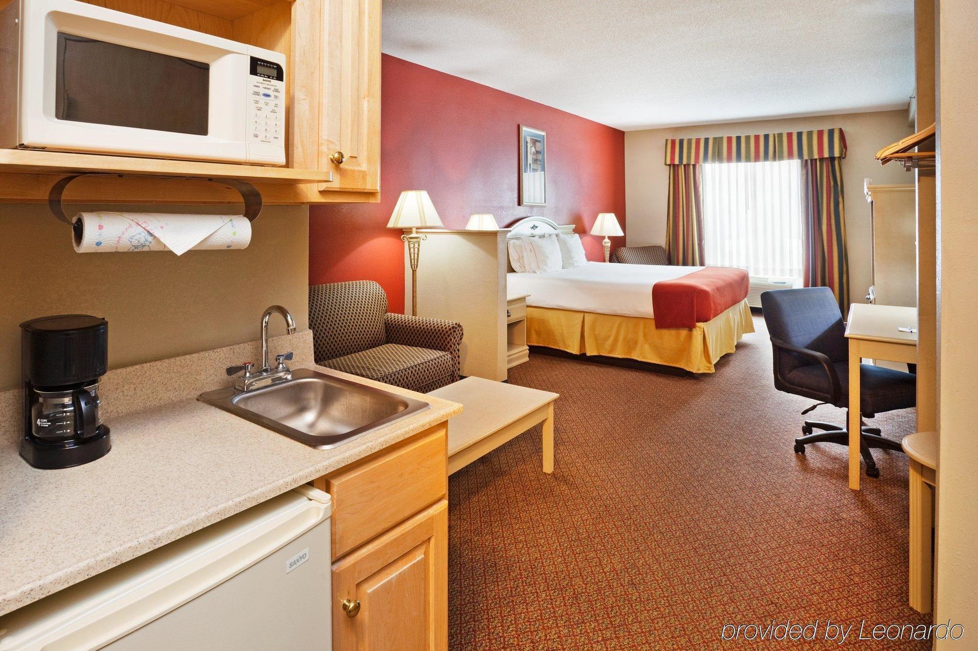 Holiday Inn Express Hotel & Suites London By Ihg Room photo