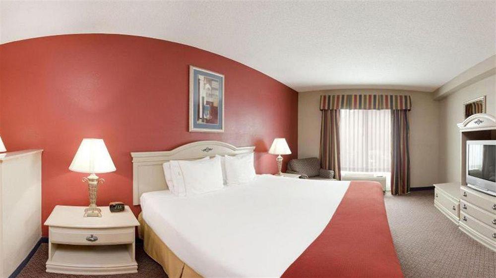 Holiday Inn Express Hotel & Suites London By Ihg Exterior photo