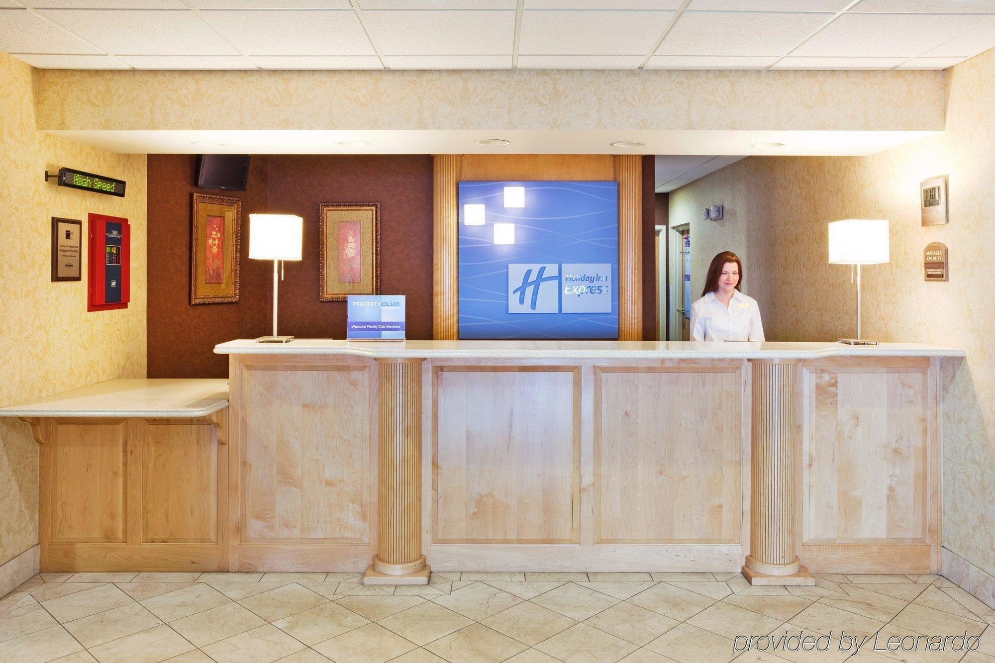 Holiday Inn Express Hotel & Suites London By Ihg Interior photo