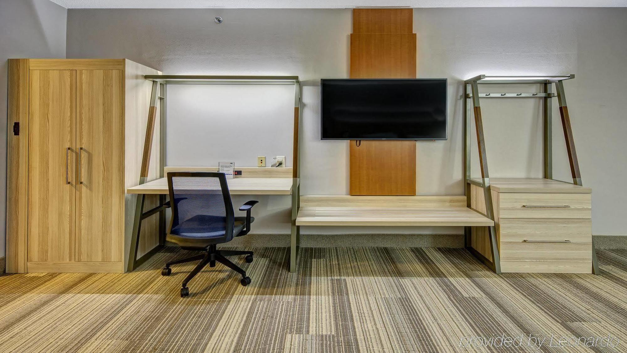 Holiday Inn Express Hotel & Suites London By Ihg Exterior photo