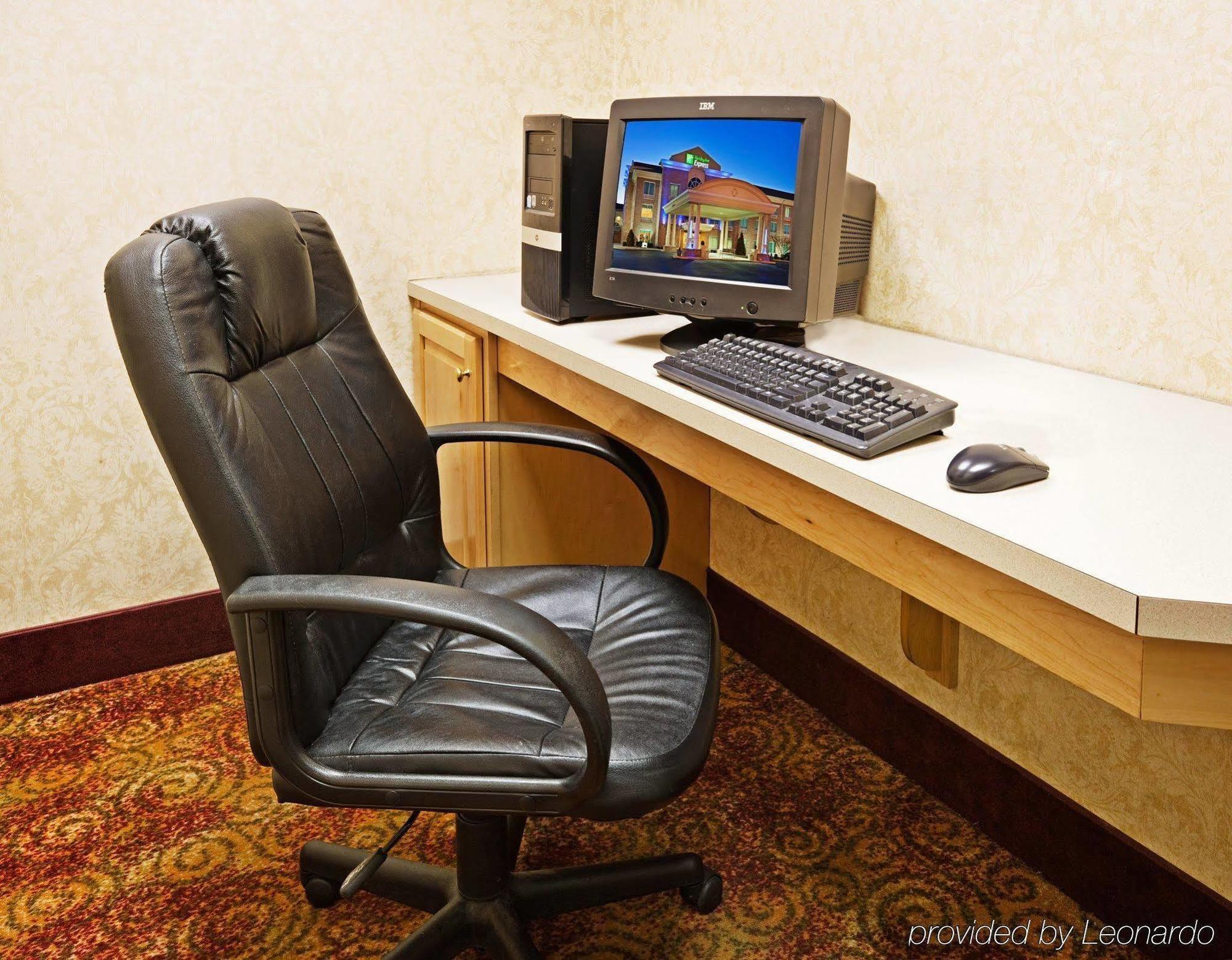 Holiday Inn Express Hotel & Suites London By Ihg Facilities photo